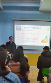 英語(yǔ)系教師黃燕萍 跨界融合心理學(xué)，以專業(yè)服務(wù)回饋社會(huì)